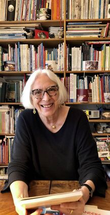 Gabriele Hoffmann erklärt, was ein gutes Kinderbuch ausmacht. Im Regal hinter ihr ist ein Teil ihrer Sammlung zu sehen.