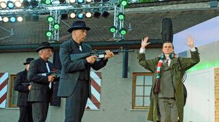 Wie soll man aus dieser bedrohlichen Situation wieder herauskommen? Die Musiker Joe (Sven Zinkan) und Jerry (Björn Boresch) werden von einer Mobster-Bande bedroht.