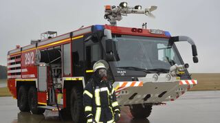 Auch zwei dieser riesigen Flugfeld-Löschfahrzeuge sind in Niederstetten jederzeit einsatzbereit.
