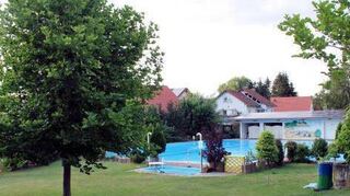 Ein Kleinod ist das Familien-Schwimmbad in Buch.