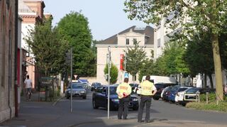 Polizeikontrolle am Bahnhof Bad Mergentheim: Alles im Blick und die Kelle griffbereit. Warten auf die „Kandidaten“.