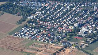 Blick im Herbst 2020 auf das riesige Neubaugebiet „Auenland III“ am Stadtrand von Bad Mergentheim. Rund 120 Bauplätze sind allein hier in Vorbereitung.