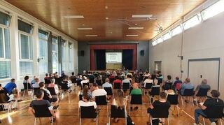 Die Vorstellung der Pläne des „Team Grau“ zur Errichtung eines Nachbarschaftsdorfladens mit Café in Götzingen stieß am Freitag bei der Bevölkerung auf großes Interesse. Zahlreiche Bürger kamen zur Informationsveranstaltung in die Festhalle.