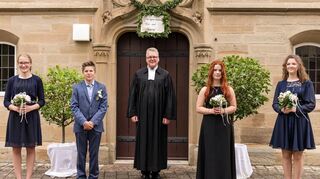 Konfirmation gefeiert (von links): Nele Grün, Vincent Kirchner, Pfarrer Andreas Vogt, Sina Ehnes und Maya Weber.