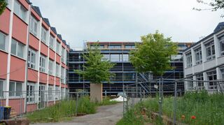 Etwa sechs Monate liegen die Arbeiten am Burghardt-Gymnasium in Buchen hinter dem Zeitplan. Der Grund: Der Baustoff kann zum Teil nicht geliefert werden.