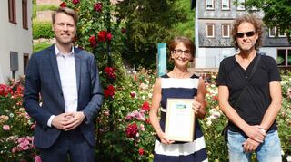 Oberbürgermeister Markus Herrera Torrez, Initiativenleiterin Marlise Teicke und Jens Rögener, der die Zertifizierung seitens der Stadtverwaltung begleitet (von links) freuen sich darüber, dass sich Wertheim auch in den kommenden zwei Jahren mit dem Titel „Fairtrade-Town“ schmücken darf.