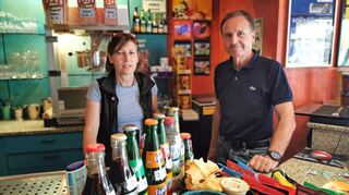 Das Kassensystem auf den neuesten Stand bringen, Plakate aushängen, Filme ordern, Waren einräumen, Projektoren und Server synchronisieren, Popcornmaschine überprüfen – Gabi und Wolfgang Gebauer haben dieser Tage gut zu tun, bevor sie am 1. Juli das Roxy in Wertheim öffnen werden. Unter welchen Voraussetzungen dies geschehen muss, ist allerdings noch nicht klar.