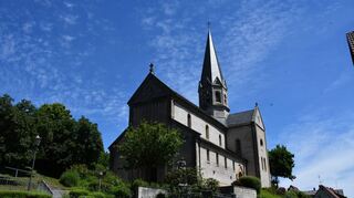 Wahrzeichen von Wölchingen ist der „Dom des badischen Frankenlands“ aus spätromanischer Zeit.