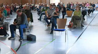 94 Personen nahmen an der Ortschaftsratssitzung am Donnerstag in der Hainstadter Mehrzweckhalle teil – 100 wären erlaubt gewesen. Das zeigt, wie sehr die Leute die „Verkehrsproblematik Marienhöhe“ bewegt.