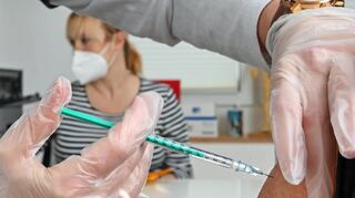 „Angebote konsequent nutzen“: Landrat Christoph Schauder zeigt sich im FN-Interview überzeugt davon, dass nur die Impfung gegen das Coronavirus zurück zu einer „neuen Normalität“ führt. Gut 47 Prozent der Gesamtbevölkerung des Main-Tauber-Kreises sind erstgeimpft. Rund 31 Prozent erhielten bereits die zweite Impfung.