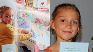Moras kleines Einhorn hat Nele inzwischen auch „in echt“: eine Tante hat die Phantasiefigur säuberlich nach Neles Entwurf gehäkelt. Nele hofft, dass das Herzenssache-Plakat ganz viele Menschen erreicht, um Kindern in Not zu helfen.