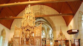 So sieht er, gut ausgeleuchtet, unter elektrischem Lichtschein aus: Das natürliche Licht verleiht dem bekannten Riemenschneider-Altar eine ganz andere „Stimmung“.