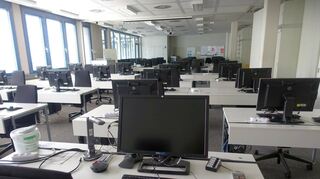 Blick in einen der CAD-Vorlesungsräume der DHBW Mosbach am Standort im Mosbacher Lohrtalweg. Hier arbeiten normalerweise die Studierenden der Fachrichtung Maschinenbau und der Elektrotechnik. Nur ganz selten finden Präsenzveranstaltungen statt, und dann mit Corona-gerechten Abständen.
