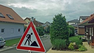 Die Nassauer Straße „Am Burbach“ zweigt am Ortsrand links von der Harthäuser Straße ab. Weil hier alle Bauplätze schon belegt sind, hat der Gemeinderat hangaufwärts ein weiteres Baugebiet auf den Weg gebracht.