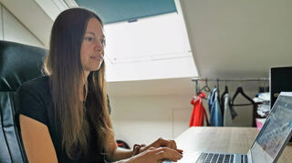 Anstatt in Würzburg im Hörsaal den Vorlesungen der Dozenten zu folgen, sitzt die Höhefelderin Milena Sorger seit Monaten in ihrer neuen Wohnung in Niklashausen und muss immer wieder zahlreiche Text-Dokumente durcharbeiten.