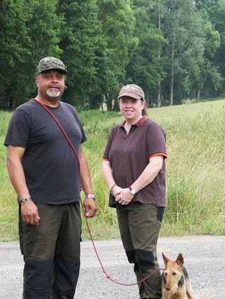 Die Jäger Claudia Leimeister und Steven Gerstenberger aus Kreuzwertheim zeigen, wie es richtig geht: Hunde sollten aus Rücksicht auf Wildtiere auch in Feld und Wald an der Leine bleiben.