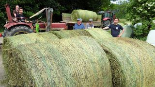 Mit modernen Maschinen wird das gemähte Gras zu Heuballen gepresst und für die Winterfütterung eingelagert. Bei der Einbringung der Heuvorräte werden alle Hände gebraucht.