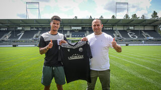 Der Sportlicher Leiter des SV Sandhausen Mikayil Kabaca gemeinsam mit Chima Okoroji.