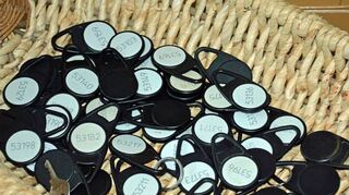 Hinter jeder Nummer steht ein Name und oft auch eine ganze Familiengeschichte. Zum letzten Mal im „Moseskörbchen“ vereint – die Mitarbeiter-Chips von Laukhuff.