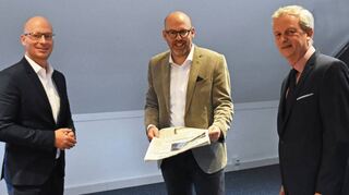 Fabian Greulich (Mitte) wurde zum 1. Juli neben Dieter Schwab (rechts) zum weiteren Chefredakteur der Fränkischen Nachrichten ernannt. Das Bild zeigt die beiden Chefredakteure zusammen mit FN-Geschäftsführer Jochen Eichelmann.