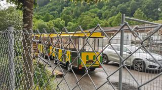 Jammervoller Anblick: Statt mit Touristen voll beladen flott die Eichelsteige hochzufahren, steht das „Burgbähnle“ nun zwischen Baumaterial still.