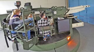 Ein originalgetreuer Panzerturm-Nachbau – mit drehbarem Turm und Waffensimulator für Trainingsgeschosse – steht in der Carl-Schurz-Kaserne zum Training bereit. Das Bild entstand beim Presse-Informationstag.