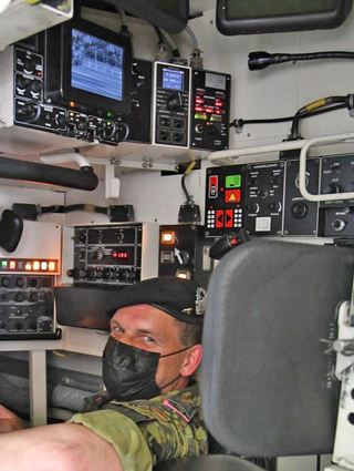 In diesem „Leopard 2“-Schießsimulator werden Schnelligkeit und Treffsicherheit trainiert. Im „Unterricht“ sitzt der Ausbilder, in diesem Fall Stabsfeldwebel Mersch, einen Platz „höher“ – um dem Soldaten über die Schulter schauen zu können.