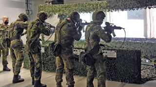 Erfahrene Ausbilder (links) stehen den Soldaten zur Seite, wie auf diesem Bild, das beim Schieß-Training mit einem Sturmgewehr, dem „G 36“, entstand.