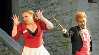 Streitbares Ehepaar: Orpheus (Sebastian Ciminski-Knille) und Eurydike (Anne Steffens).