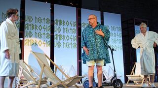 Mit dem E-Roller landet Merkur (Daniel Ebert) schneller als der Schall wieder im Olymp bei Juno (links Antje Eckhoff-Fieber) und Jupiter (Matthias Vieweg).