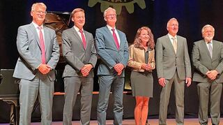 Der neue Vorstand des Rotary Clubs Bad Mergentheim: Jochen Elsner, Thorsten Zahn, Ralf Blumenstock, Iris Lange-Schmalz, Michael Drechsler, Erhard Ikas, Johannes Mnich und der neue Präsident Marcus Wirthwein (von links).