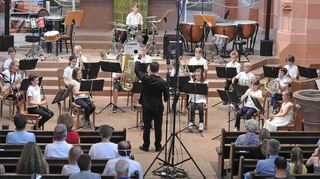 Das Jugendblasorchester unter Leitung von Michael Geiger eröffnete den Reigen der musikalischen Vielfalt in der Stiftskirche.