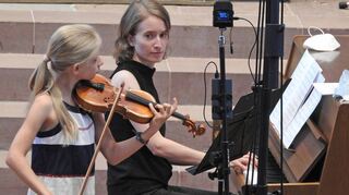 Ein Paradebeispiel aufmerksamen Zusammenspiels: die Vorträge der zehnjährigen Violinistin Magdalena Merklein, begleitet von Marie-Thérèse Zahnlecker am Klavier.