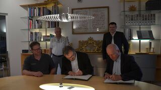 Die Kirchengemeinde Erbendorf ist nun offizieller Besitzer der Voit-Orgel: Am Montag unterschrieben Pfarrer Martin Besold (Mitte) und Hans-Georg Vleugels (rechts) im Beisein von Johannes Vleugels, Kirchenpfleger Alfons Meierhöfer und Organist Holger Popp (von links) den Vertrag. Die Delegation aus der Oberpfalz war extra zur Unterzeichnung nach Hardheim gereist.