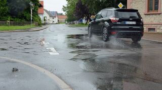 Die Dellen in der Straße sind nicht zu übersehen, und das Wasser kann auch nicht richtig ablaufen – deshalb soll die Ortsdurchfahrt Schlierstadt erneuert werden.