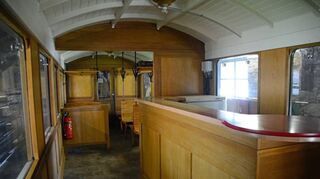 Im alten Lokschuppen (oben) stehen die verschiedenen Waggons, an denen gearbeitet wird. Der Wagen 89 benötigt einen neuen Fußboden sowie einen neuen Anstrich. Der Barwagen (unten links) ist bereits fertiggestellt. An der Gleisanlage im Dörzbacher Bahnhof müssen die Vereinsmitglieder noch Ausbesserungen vornehmen.