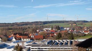Die Fotomontage zeigt die vier geplanten Windkraftanlagen auf dem Welscheberg vom Hainstadter Lärchenweg aus betrachtet.