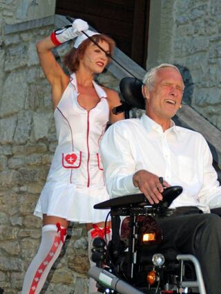 „Ohralsex“ für Philippe (Ingo Brosch): Colette (Julika Wagner) sorgt für eine besondere Massage.