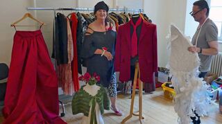 Carmen in Rot: Bei den Zuschauern wird dies ein starken Eindruck machen. Mit ihrem schneiderischen Können tragen Dorothee Landgraf und Christian Steiner zum Gesamtkunstwerk bei und bleiben selbst dabei bescheiden hinter den Kulissen.