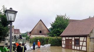 Die Freiwillige Feuerwehr und freiwillige Helfer taten alles, um das Hochwasser in den Griff zu bekommen.