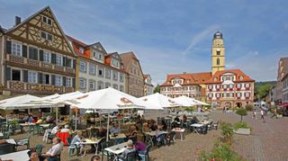 Links: Das Herz der historischen Altstadt ist der Marktplatz. Rechts: Die „Solymar“-Therme ist eine der wichtigsten Freizeiteinrichtungen der Stadt.