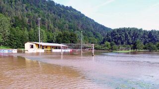 Der überflutete alte Sportplatz in Unterbalbach.