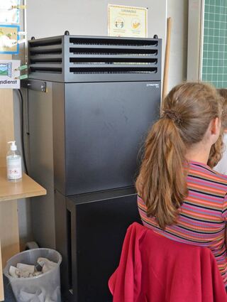 Ein großer schwarzer Kasten neben der Tafel: Für rund 3000 Euro hat die Grundschule Nassig eine mobile Luftfilteranlage angeschafft.
