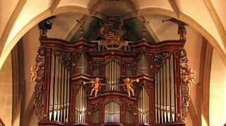 Einmal selbst die Orgel schlagen? Bezirkskantorin Lehmann bietet zwei ersteigerbare Orgel-Schnupperstunden auf dem 100 Jahre alten Kircheninstrument.