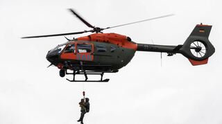 Mit Hilfe einer Seilwinde werden Menschen per SAR-Hubschrauber aus dem Ortsteil Heimerzheim im nordrhein-westfälischen Rhein-Sieg-Kreis gerettet.