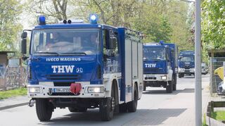Fahrzeuge des Technischen Hilfswerks rücken zum Einsatz ins Krisengebiet aus.