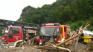 Auch Fahrzeuge der Feuerwehr wurden in Altenahr durch das Hochwasser beschädigt. Unterstützung für Betroffene und Helfer kommt aus vielen Landesteilen.