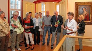 <p>Mit großem Interesse verfolgten die Mitglieder des Förderkreises am Dienstagabend im Hofgartenschlösschen bei der Preview den Ausführungen der Kuratorin Professor Dr. Ulrike Wolff-Thomsen (Zweite von rechts) über die Künstlerinnen in der Berliner Secession.</p>
