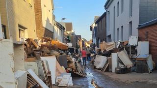 Mühsam versuchen Menschen die Straßen und Keller vom Schlamm zu befreien – wissend, dass die Arbeiten noch Tage dauern werden.