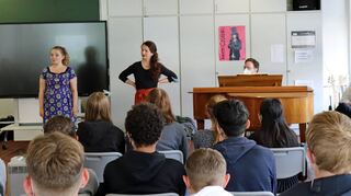 Die Sängerinnen Julie Nemer und Bogna Bernagiewicz, Pianist Claudio Novati und JMD-Generalsekretär Dr. Ulrich Wüster (von links) begeisterten die Schüler der achten Klassen der Realschule Creglingen für das Thema Oper.